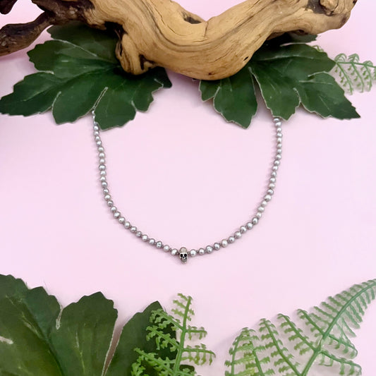 Handmade Necklace with grey pearl silver skull knotted on greay silk